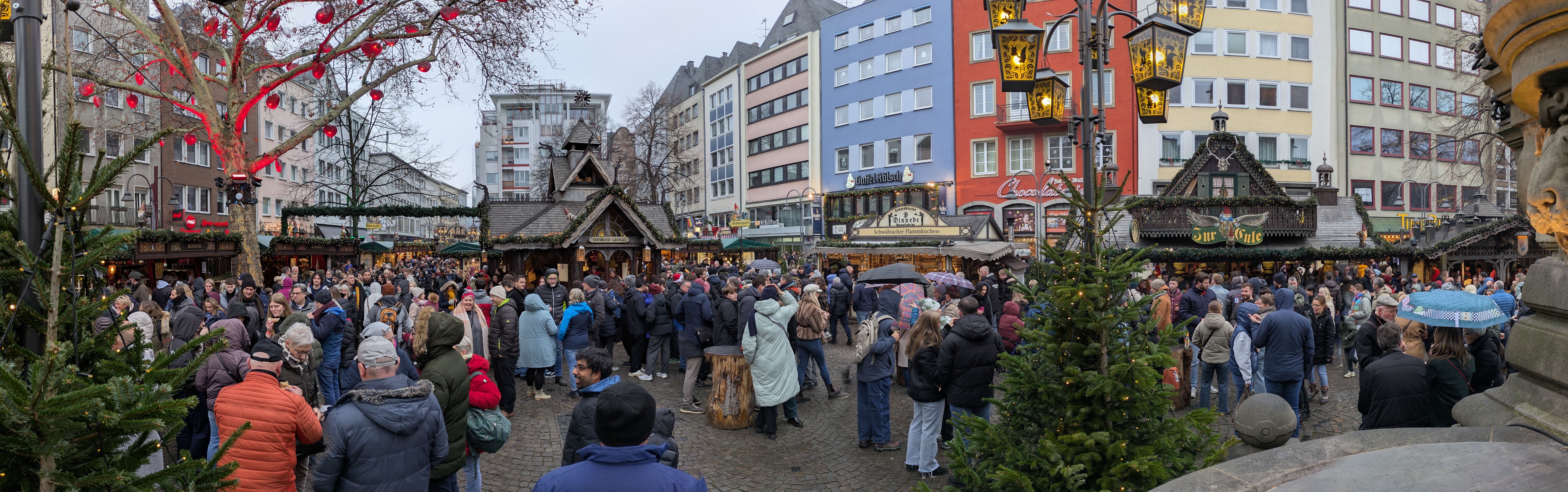 A picture of all of humanity at the Koeln Weihnachtsmarkt